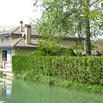 Feriehus Maison Et Moulin A Eau Entre 2 Rivieres Dans Parc Animalier
